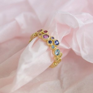 Luxuriöser Regenbogenring aus 14 Karat Gold mit echtem Stein von Mads Z online bei Schmuckzentrum.de